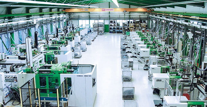 Impianto di stampaggio ad iniezione di materiale sintetico